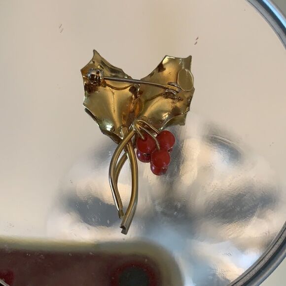 Small vintage gold leaves with orange berries brooch/pin - Picture 4 of 4